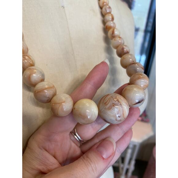 vintage lucite swirl beaded necklace caramel cream graduated long chunky jewelry - Picture 3 of 7